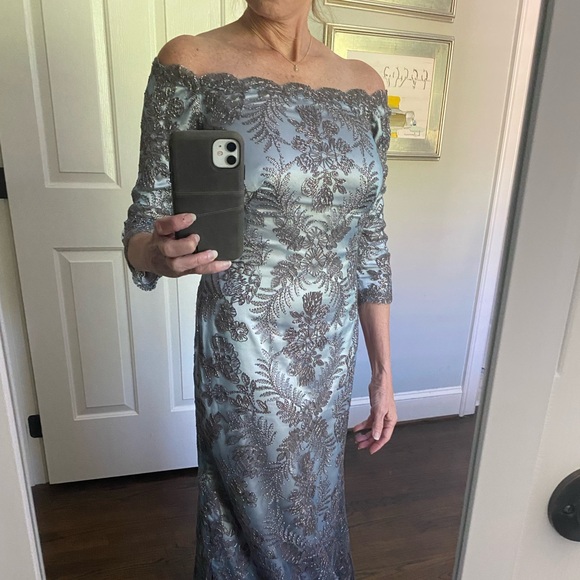 Tadashi Shoji Full-Length Off-Shoulder Metallic Embroidered Formal Gown: Size 4 - Picture 8 of 8